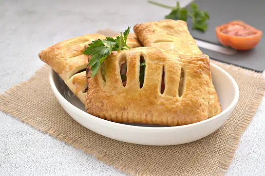 Слойки с ветчиной и помидорами