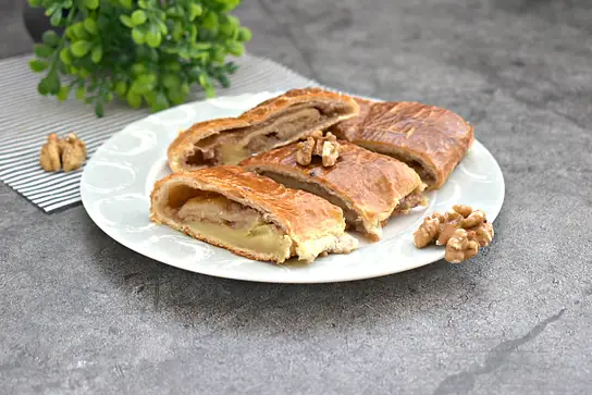 Слоёный рулет с повидлом и орехами