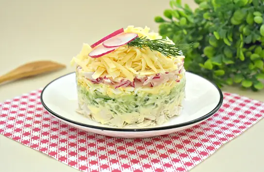 Слоёный салат с курицей, редисом и огурцом