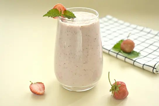 Смузи с клубникой, бананом и овсяными хлопьями
