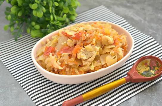 Тушёная капуста с куриным фаршем и овощами
