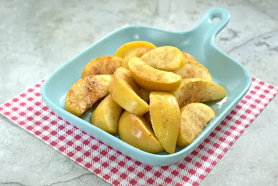 Яблоки, запечённые дольками в духовке