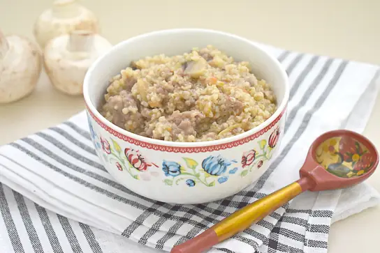 Ячневая каша с фаршем и грибами