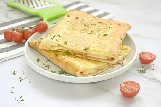 Закрытая пицца с моцареллой и грудинкой