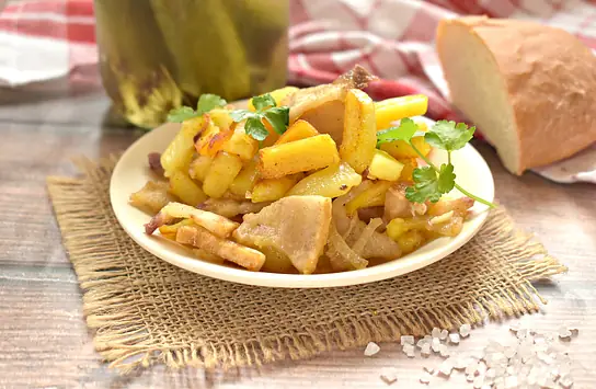Жареная картошка с мясом на сковороде рецепт фото пошагово и видео