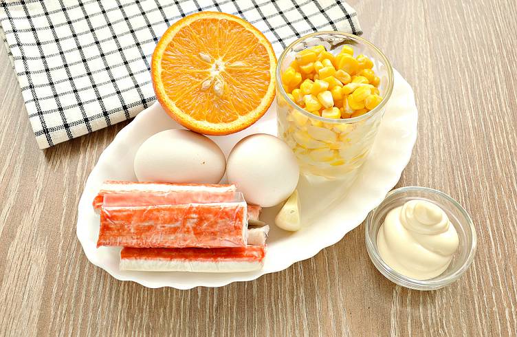 Крабовый салат с апельсинами и кукурузой рецепт – Советская кухня: Салаты. «Еда»