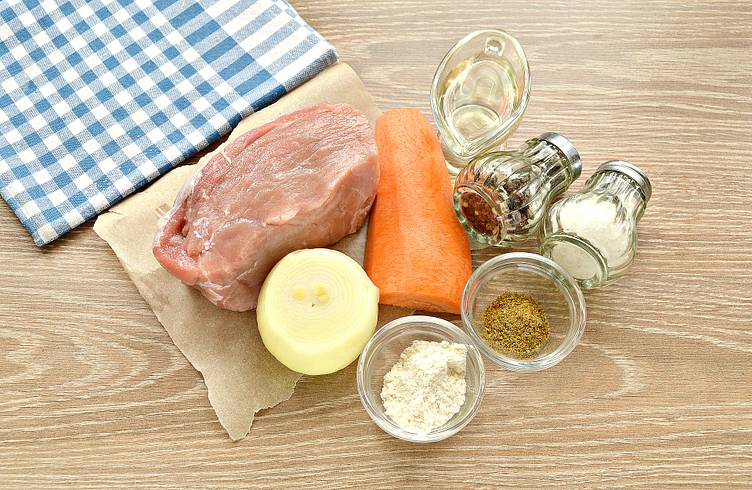 Свинина, тушеная с луком и морковью - как вкусно потушить ее на сковороде