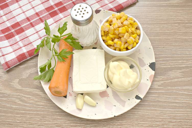 Салат с фасолью, морковью и сыром