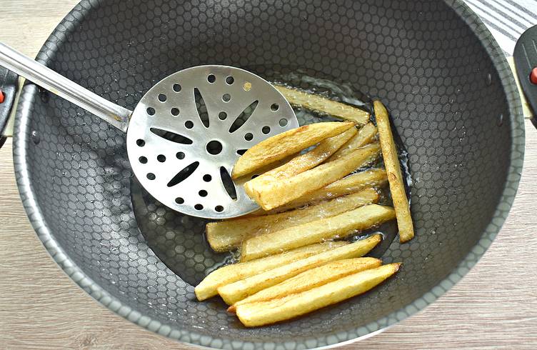 Замороженный картофель фри на сковороде