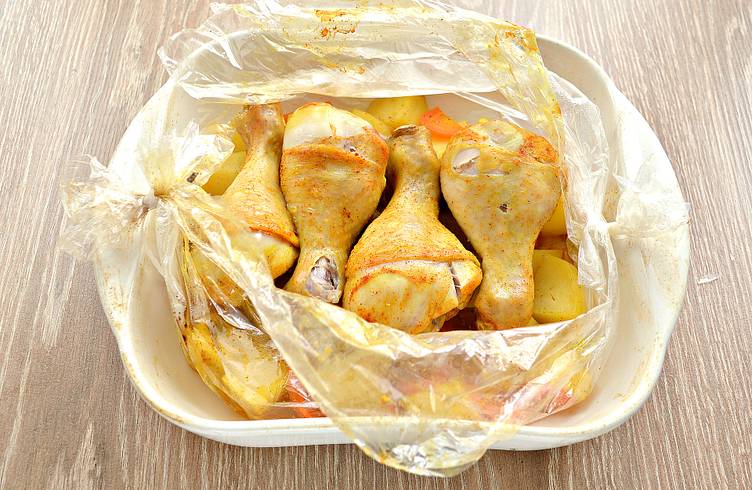 Куриная голень с картошкой в рукаве в духовке – рецепт с фото