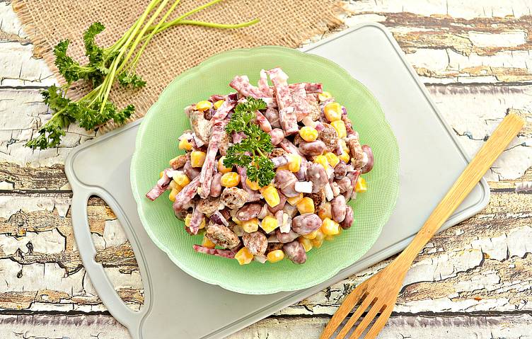 Рецепт салата с кукурузой, колбасой и сухариками и фасолью